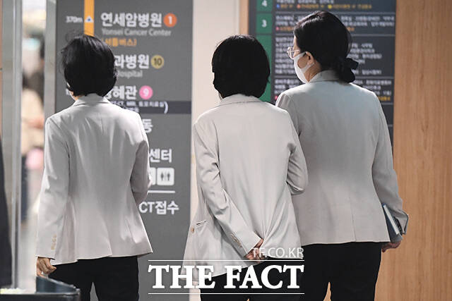 서울 주요 5개 대학병원 전공의들이 예고한 집단 사직서 제출 시한이 하루 앞으로 다가온 19일 오후 서울 서대문구 세브란스병원에서 의료진들이 발걸음을 옮기고 있다. /장윤석 기자