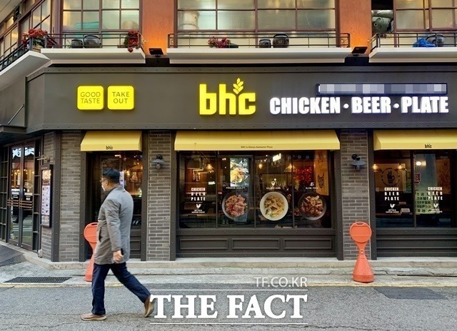 bhc가 일부 메뉴 닭고기를 국내산보다 저렴한 브라질산으로 바꾸고 가격까지 올린 것으로 나타났다. /더팩트 DB