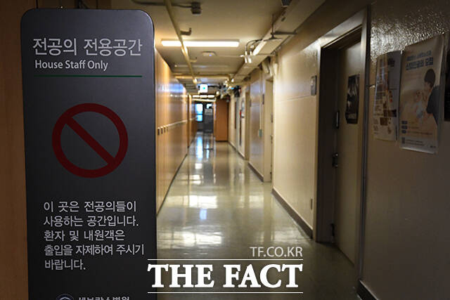 서울 주요 5개 대학병원 전공의들이 예고한 집단 사직서 제출 시한이 하루 앞으로 다가온 19일 오전 서울 시내의 한 대학병원에서 전공의 전용공간에 적막한 모습을 보이고 있다./장윤석 기자