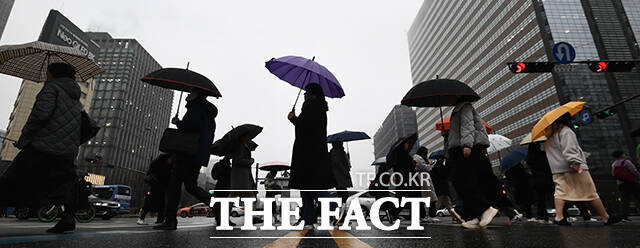 눈이 녹아 비가 된다는 우수인 19일 오전 서울 종로구 광화문 일대의 시민들이 우산을 쓰고 발걸음을 재촉하고 있다. /박헌우 기자