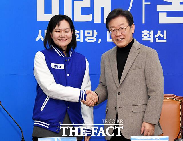 김남희 변호사(왼쪽)에게 당 점퍼 선물하는 이재명 대표.