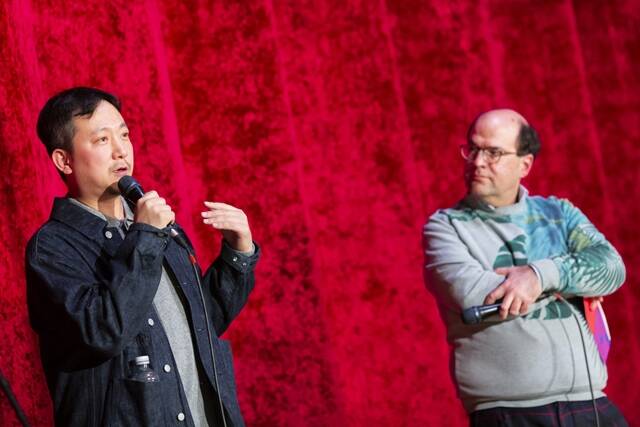 장재현 감독(왼쪽)은 제74회 베를린국제영화제에 참석해 전 세계 관객들과 다양한 이야기를 나눴다. /㈜쇼박스