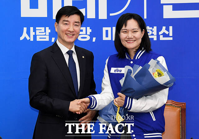 김남희 변호사에게 꽃다발 선물하는 이해식 의원(왼쪽).