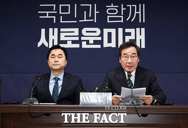 이낙연 새로운미래 공동대표(오른쪽)가 20일 오전 서울 여의도 새로운미래 당사에서 열린 기자회견에 참석해 제3지대 통합 철회 입장을 밝히고 있다. /배정한 기자