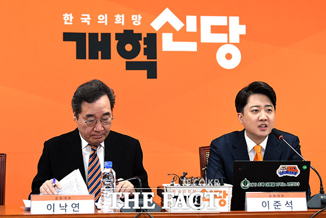 이준석 개혁신당 공동대표(오른쪽)가 19일 오전 서울 여의도 국회에서 열린 최고위원회의에서 발언을 하고 있다./남용희 기자
