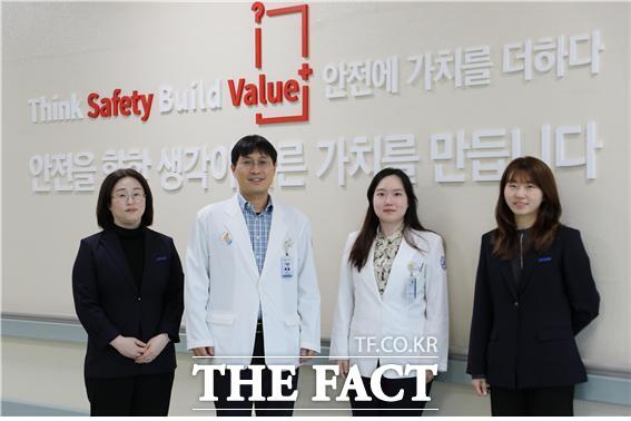 인하대병원 내분비내과 이진욱(왼쪽 두번째), 이선민(세번째) 교수가 최근 ‘SPRA-TA’라는 세계 최초의 갑상선암 수술을 성공했다./인하대병원