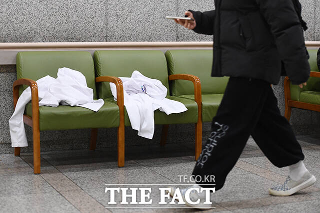 전공의들의 집단 사직으로 의료공백이 현실화된 21일 오후 인천의 한 대학병원 의자에 의사 가운이 올려져 있다. 사진은 기사 내용과 무관 /장윤석 기자
