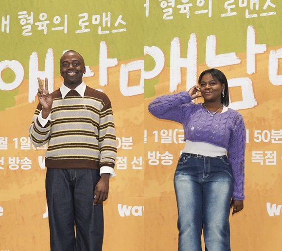연예계 대표 찐 남매 조나단(왼쪽)과 파트리샤가 연애남매 제작발표회에 참석해 남매에 대한 다양한 이야기를 전했다. /JTBC