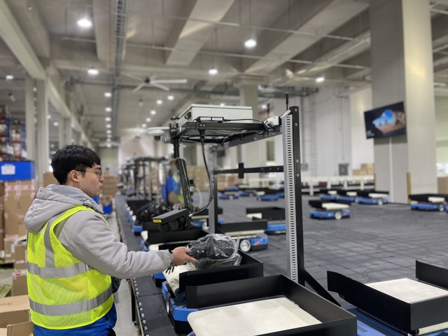 2월 경기 이천시 크록스 통합물류센터에서 로봇이 상품을 실어 배송지별로 분류하고 있다. /CJ대한통운