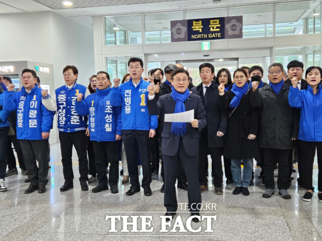 민주당 대전 중구 당원들이 22일 대전시의회에서 공정한 경선 요구 관련 기자회견을 하고 있다. / 대전=최영규 기자