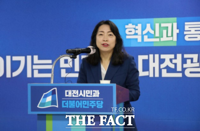 황정아 더불어민주당 대전 유성을 후보가 22일 민주당 대전시당에서 출마 기자회견을 하고 있다.