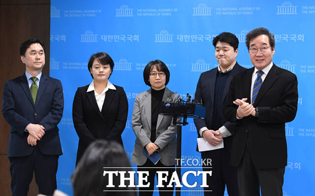 이 대표는 이날 소통관에서 기자회견을 열고 장하나 목사, 신연수 전 동아일보 논설위원, 강상훈 청년농업가(왼쪽 두번째부터)를 영입했다고 밝혔다.