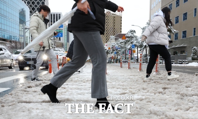 22일 오전 서울 중구 도로에 눈이 쌓여 있다./뉴시스
