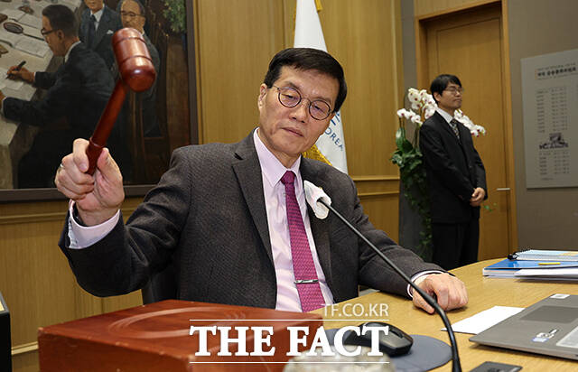 이창용 한국은행 총재가 22일 오전 서울 중구 한국은행에서 열린 금융통화위원회에 참석해 의사봉을 두드리고 있다. /사진공동취재단