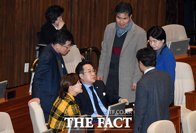 동료의원들과 대화하는 박성준 의원(가운데).