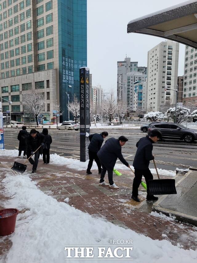 22일 인천교통공사 직원들이 인천 1호선 간석오거리역에서 제설작업을 하고 있다./인천교통공사