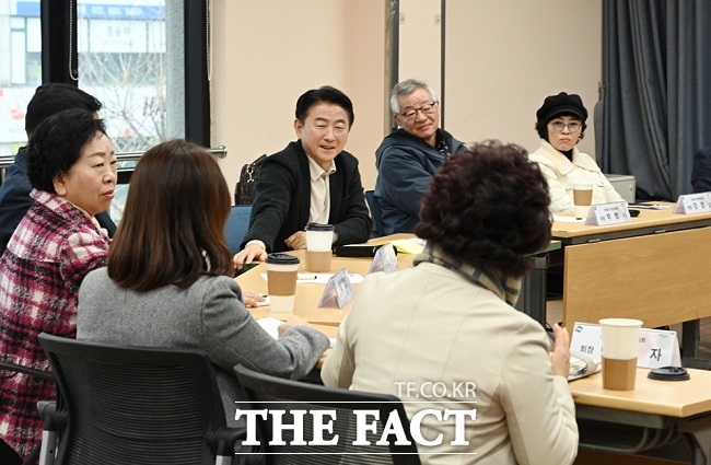 김동근 의정부시장이 신곡1동행정복지센터에서 티타임을 갖고 주민들과 지역현안을 논의하고 있다. /의정부시