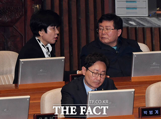 김영주 더불어민주당 의원(왼쪽)이 23일 오후 서울 여의도 국회에서 열린 제413국회(임시회) 제5차 본회의 경제 분야 대정부질문에 참석해 설훈 의원과 대화를 하고 있다. /국회=배정한 기자