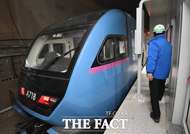 23일 오전 서울 강남구 수서역에서 수도권 광역급행철도(GTX)-A 노선 열차가 영업시운전에 들어간 가운데 열차 외부 모습이 보이고 있다. /이동률 기자