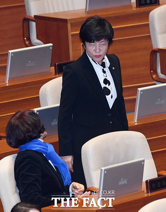 한정애 의원(왼쪽)과 대화하는 김영주 국회부의장.