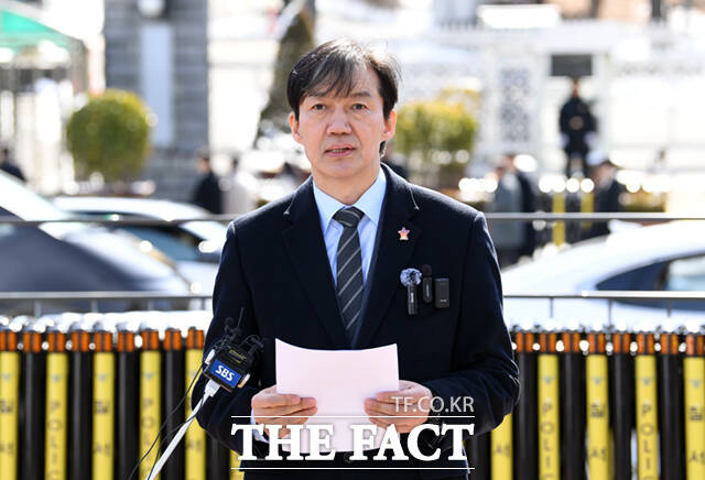 조국 전 법무부 장관이 23일 오후 서울 용산구 대통령실 앞에서 긴급 기자회견을 하고 있다. /이새롬 기자