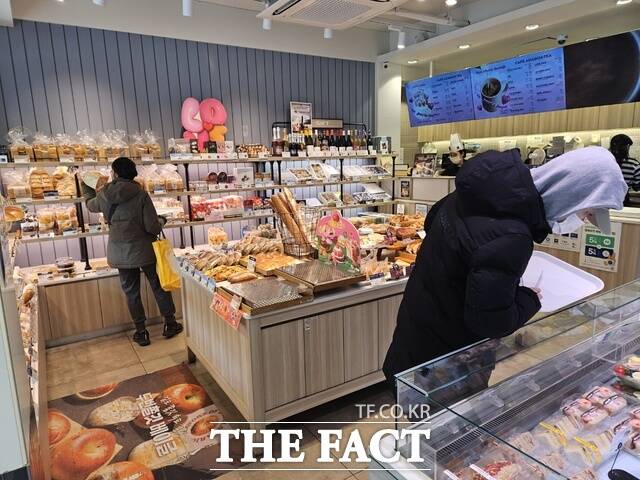 지난 20일 서울 관악구 한 파리바게뜨 매장에서 고객들이 매대에 진열된 빵과 과자를 살펴보고 있다. /우지수 기자