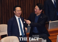  밝은 표정으로 대화하는 박성준 의원과 김영호 의원 [포토]