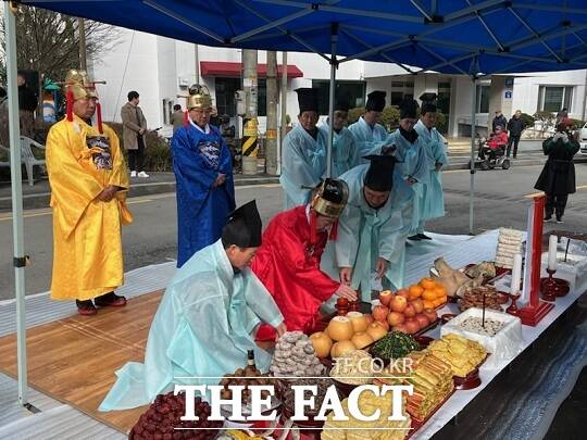 ‘제23회 흑석골 당산문화축제’ 24일 전주시 서서학동 흑석골 만남의 광장 당산나무 아래에서 개최됐다./전주시