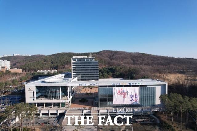 충남 천안시가 보건의료 재난 위기 경보가 최고단계인 ‘심각’단계로 격상됨에 따라 비상대응체계인 ‘재난안전대책본부’ 가동에 돌입했다. / 천안시