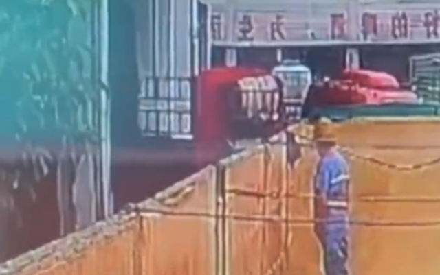 중국 칭따오 맥주 제3공장에서 한 남성이 소변을 보는 것으로 추정되는 영상이 공개돼 위생 논란이 불거진 것과 관련해 비어케이는 해당 공장에서 생산되는 제품은 국내용 제품과 무관하다고 해명했다. /웨이보 영상 캡처
