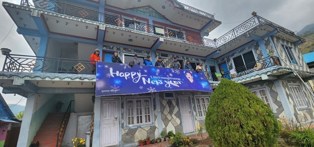 이 오지 학교는 매년 정기적인 봉사를 통해 네팔 지역에서 학생들과 학교 성적 수준이 상위권 학교로 발전했다. 학생들은 임영웅 가수를 연호하며 환영의 박수와 감사의 인사로 답례했다. /영웅시대
