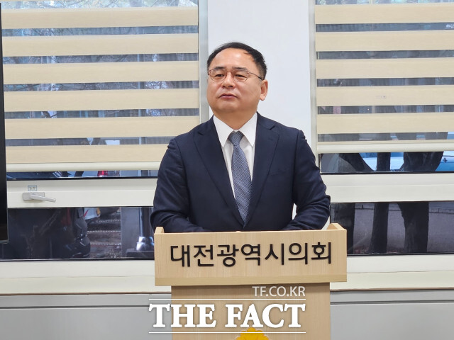 안필용 더불어민주당 대전 서구갑 예비후보가 26일 대전시의회 기자실에서 기자회견을 하고 있다. / 대전시