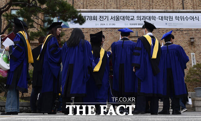 27일 오후 서울 종로구 서울대학교 연건캠퍼스에서 열린 서울대학교 의과대학·대학원 학위수여식에 참석한 졸업생들이 모여 있다.
