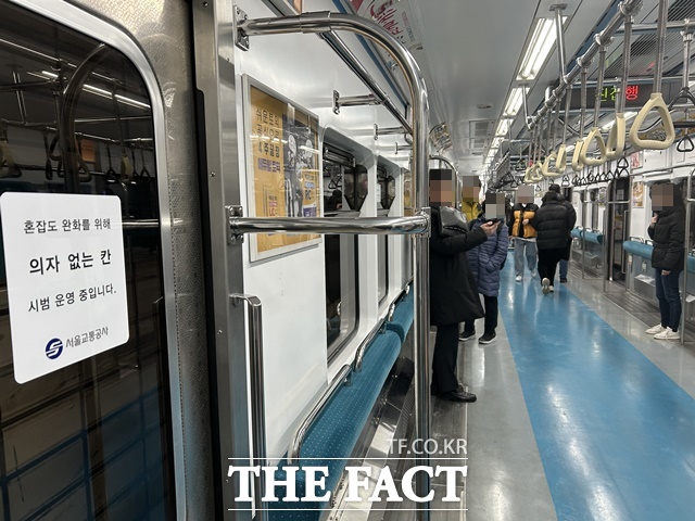 4월부터 서울 지하철 7호선에도 객실 의자 없는 열차가 도입된다. 서울교통공사는 출근길 혼잡도 완화를 위해 지난달 10일부터 4호선 1개 편성 1칸의 의자를 제거하는 시범운영을 하고 있다. 서울 지하철 의자 없는 칸의 시범 운행 첫날인 1월 10일 오후 퇴근길 열차에 탑승한 승객들이 주위를 둘러보고 있다. /김해인 기자