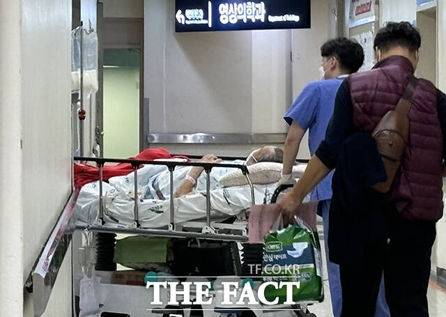 병원에 남은 간호사들은 법적 책임에 대한 스트레스도 크다고 토로했다. 사진은 지난 24일 서울의 한 대학병원에서 간호사들이 분주히 움직이고 있는 모습. /서예원 기자