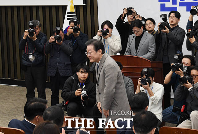 이재명 더불어민주당 대표가 27일 오후 서울 여의도 국회에서 열린 의원총회에 참석하고 있다.