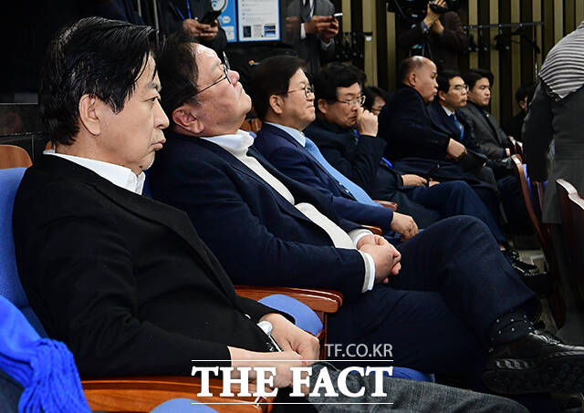 의원총회 참석한 노웅래, 김태년, 박병석, 설훈 의원(왼쪽부터).