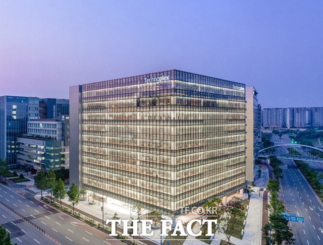 한국타이어가 한국능률협회컨설팅KMAC 주관 2024 한국에서 가장 존경받는 기업 조사에서 15년 연속으로 국내 타이어 산업 부문 1위로 선정됐다. 한국타이어 본사 테크노플렉스 외관. /한국타이어 제공