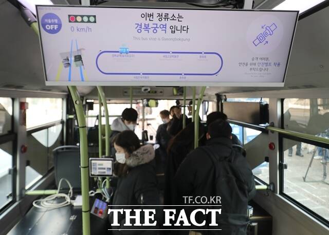 서울시가 시내·마을버스와 화물차 중심으로 전기차 보급을 확대한다. 시민들이 2022년 12월 22일 서울 종로구 청와대 인근 도로에서 대형 전기 자율주행버스를 이용하고 있다. /뉴시스