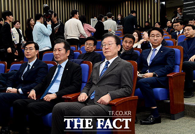 이재명 더불어민주당 대표(가운데)가 27일 오후 서울 여의도 국회에서 열린 의원총회에서 생각에 잠겨 있다. 이날 의총에서는 불공정 공천 논란에 대한 비명계 의원들의 성토가 이어졌다. /배정한 기자