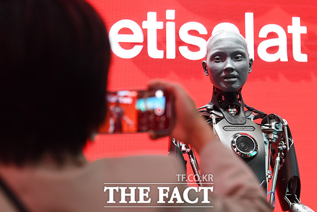 관람객들과 대화 나누는 E& 부스의 인공지능(AI) 휴머노이드 로봇 아메카.