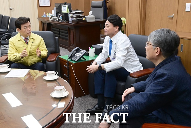 조규일 진주시장이 22일 경상국립대학교병원을 방문, 전공의 집단 사직서 제출 등에 따른 병원 운영 현황 및 응급의료 유지 상황을 점검했다./진주시