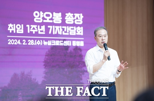 전북대 양오봉 총장이 28일 취임 1주년 기자간담회를 통해 지난 한 해 동안의 성과를 점검하고 향후 대학 운영의 계획을 발표하고 있다./전북대