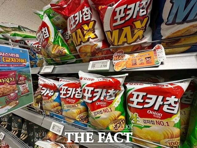 오리온 감자칩 포카칩은 원재료 산지에 따라 햇감자와 생감자 두 종으로 패키지를 구분해 제품이 나온다. 사진은 서울 은평구 한 대형마트에 진열돼 있는 포카칩 /이중삼 기자