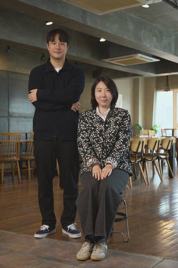 넷플릭스 새 시리즈 성+인물 김인식 PD(왼쪽)와 윤신혜 작가가 인터뷰를 진행했다. /넷플릭스