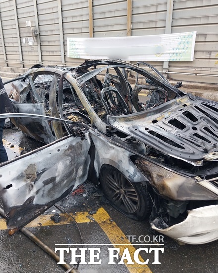 인천 한 도로에서 불이 난 승용차를 버리고 사라진 운전자가 경찰에 붙잡혔다. /인천소방본부