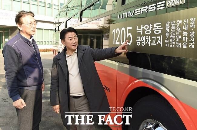 김동근 의정부시장(오른쪽)이 지난 13일 낙양동 버스공영차고지에서 민락·고산지구~상봉역 운행 광역버스에 대한 현장점검을 하고 있다. /의정부시