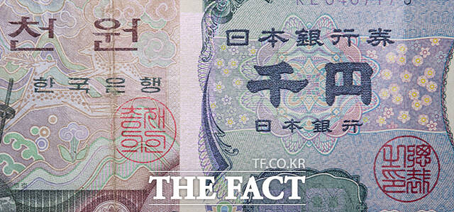천원권과 엔화의 모습이 서로 비슷한 모습이다. 한국은행 구 천원권(왼쪽), 일본의 엔화(오른쪽)