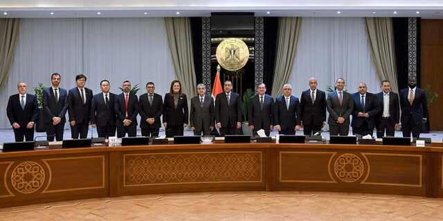 SK에코플랜트가 중국 최대 국영건설사 CSCEC, 이집트 정부기관과 협약을 맺고 이집트 재생에너지 및 그린수소·그린암모니아 프로젝트 공동개발에 나선다. 지난 28일(현지 시간) 이집트 카이로 정부청사 총리실에서 열린 협약식에서 배성준 SK에코플랜트 에너지사업단장(왼쪽 네 번째)과 왕 즈이 CSCEC 북아프리카 대표(왼쪽 세 번째)가 무스타파 마드불리 이집트 총리(왼쪽 아홉 번째)를 비롯한 이집트 정부 관계자들과 기념 촬영을 하는 모습. /SK에코플랜트