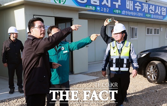 심덕섭 고창군수가 강남지구 배수개선 사업지를 찾아 현장을 살펴보고 있다./고창군